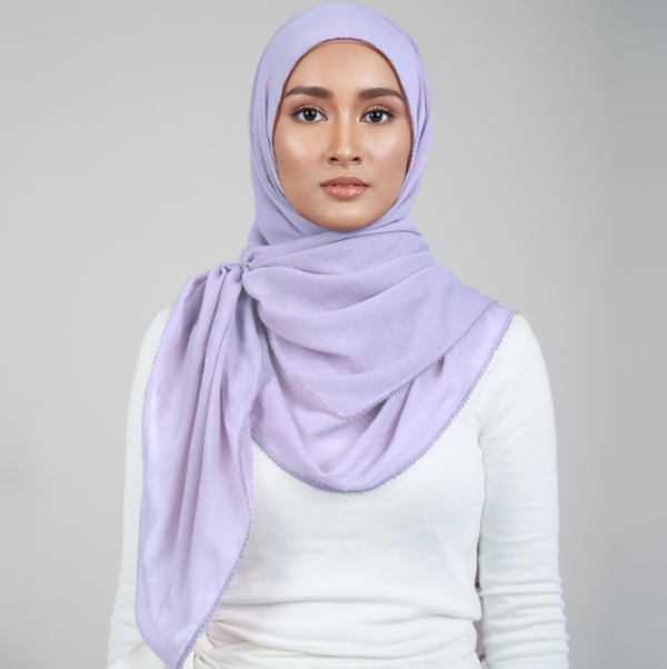 Pashmina polos dengan simpul unik